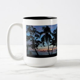 Tropischer Strand am Sonnenuntergang Zweifarbige Tasse