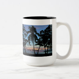 Tropischer Strand am Sonnenuntergang Zweifarbige Tasse