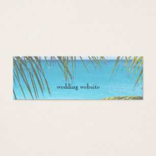 Tropischer Strand gerahmt mit Palmfronten
