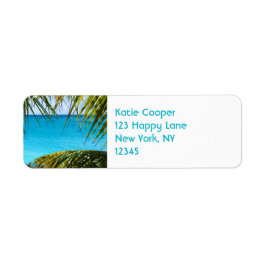 Tropischer Strand gerahmt mit Palmfronten