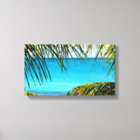 Tropischer Strand gerahmt mit Palmfronten
