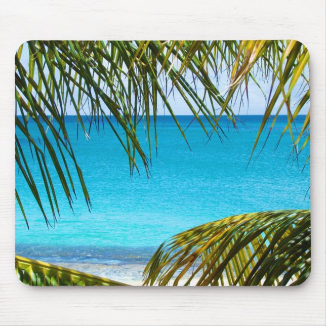 Tropischer Strand gerahmt mit Palmfronten Mousepad (Vorne)