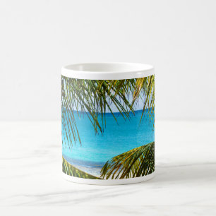 Tropischer Strand gerahmt mit Palmfronten Tasse