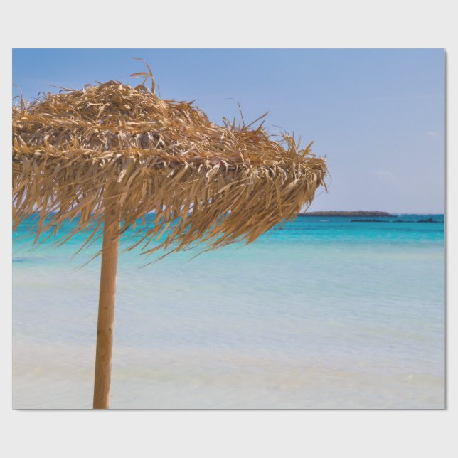 Tropischer Strand mit Strohdach-Schirm Geschenkpapier (Flach)