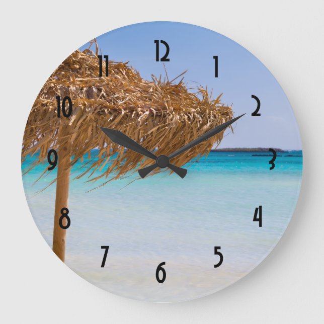 Tropischer Strand mit Strohdach-Schirm Große Wanduhr (Vorderseite)