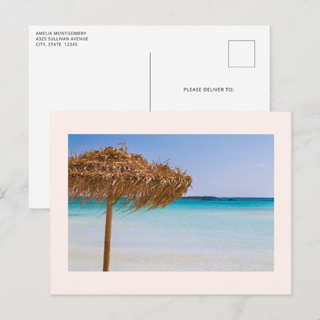 Tropischer Strand mit Strohdach-Schirm Postkarte (Vorne/Hinten)