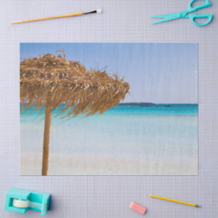 Tropischer Strand mit Strohdach-Schirm Seidenpapier