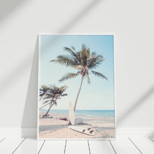Tropischer Strand mit Surfbrettern Poster