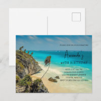 Tropischer Strand mit windgepeitschten Palmen zum 