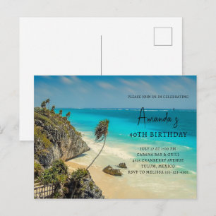 Tropischer Strand mit windgepeitschten Palmen zum  Einladungspostkarte