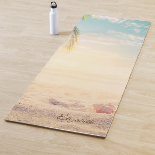 Tropischer Strand, Sand, Muscheln, Yogamatte