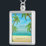 Tropischer Strand und Palmen Hochzeiten Memento Versilberte Kette<br><div class="desc">Ein Memento für die frisch gezapften oder als Dankeschön für das Brautparty, ein tropisches Design mit einer Darstellung einer Strandlandschaft mit Palmen und Kokospalmen. Der Text ist vollständig für die Details Ihres eigenen besonderen Anlasses anpassbar. Diese Kette Memento koordiniert mit der Hochzeitskollektion Tropical Beach und Palm Trees. Wenn Sie Hilfe...</div>