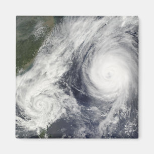 Tropischer Sturm Parma und Supertaifun Melor Magnet