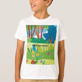 Tropischer Wald mit Blumen und Marienkäfern T-Shirt