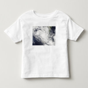 Tropischer Wirbelsturm Fami schwebt über Kleinkind T-shirt