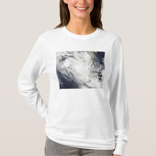 Tropischer Wirbelsturm Fami schwebt über T-Shirt