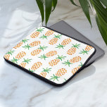 Tropisches Ananas-Muster Laptopschutzhülle<br><div class="desc">Das Design zeichnet sich durch ein tropisches Ananas Muster in sonnigen Aquarellen aus. Zusätzliche Farben und Koordinaten in unserem Shop erhältlich!</div>