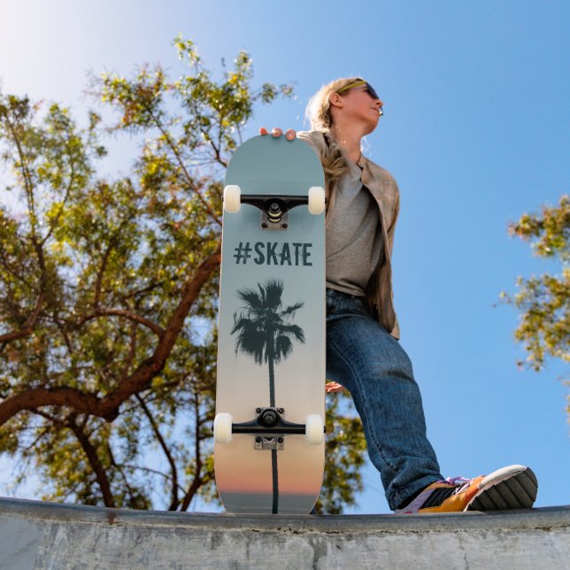 Tropisches Aquamarines und orangefarbenes Palmenba Skateboard (Außenbereich 1)