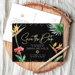 Tropisches Bat Mitzvah Rett Datum Schwarzes Gold F Einladungspostkarte<br><div class="desc">Achten Sie darauf, dass alle Ihre Freunde und Verwandten den Meilenstein Ihrer Tochter Bat Mitzvah feiern können! Schicken Sie diese schicke, personalisierte "Save the Date" Ankündigungskarte. Stilvolle, atemberaubende, farbenfrohe, tropische Wasserfarbenvögel paradiesischer Blume, Imitate goldgeschriebenes Drehbuch, Star of David und Glitzer Punkte, zusammen mit modernen Sans Serif Typ, überlagern einen dramatischen,...</div>