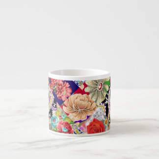 Tropisches Blumenmuster, lebhafte Farben. Espressotasse