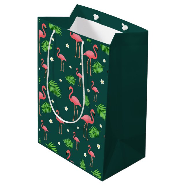 Tropisches Flamingo-Muster Mittlere Geschenktüte (Rückseite Schrägansicht)