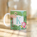 Tropisches Flamingo und Hibiskus Blume Monogram Kaffeetasse<br><div class="desc">Die personalisierte Kaffee-Tasse ist mit einem eigenen Monogramm Initial / Brief gerahmt durch ein hübsch rosa Flamingo und üppige tropische Palmen Blätter und Hibiskus-Blume. Die lebhaften Farben sind Rosa,  Magenta,  Gelb,  Grün,  Meeresfrüchte und Aqua-Blau. Ideal für die Sommerdekoration oder die Strandurlaubsgestaltung!</div>
