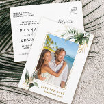 Tropisches Foliage Wedding Foto Gold Save the Date Ankündigungspostkarte<br><div class="desc">Diese Hochzeit speichert das Datum Postkarte mit Aquarellmonstera,  Palmen Blätter,  Bananenstauden-Blätter,  exotischen tropischen Blätter und Imitaten goldenen Blätter mit einem Imitat goldenen Rechteck Rahmen. Es ist perfekt für einen tropischen,  Strand,  Sommer oder Hochzeit in Urlaubsort.</div>