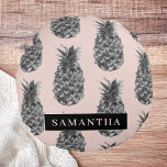 Tropisches Grau-Pink-Ananas-Muster mit Namen Rundes Kissen<br><div class="desc">Tropisches Grau-Pink-Ananas-Muster mit Namen</div>
