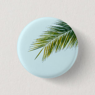 Tropisches grünes Palmenblatt auf Hellblau Button