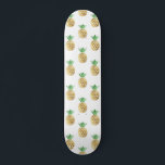 Tropisches Hawaiianisches Ananas-Muster Skateboard<br><div class="desc">Fun tropisches Hawaiian Gold Foil Ananas Muster. Dieses trendige,  gelbe und grüne Ananas von Aloha Hawaii ist ein cooler Ausdruck für ein Geburtstagsgeschenk im Sommer.</div>