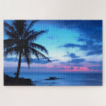 Tropisches Hübsches Rosa Puzzle<br><div class="desc">Schöne Naturfotografie. Ein stilvolles und gepflegtes Foto mit hellen und dunkelblauen,  türkisfarbenen,  violetten,  amethystischen lila und pastellrosa Sonnenuntergang an einem exotischen Strand der Hawaiianischen Insel mit Palmen. Eine hübsche tropische Szene für Liebhaber von Hawaii,  karibische Strände,  das Meer,  das Meer,  die Schönheit der Tropen,  und beliebte sonnige Sommerferien Destinationen.</div>