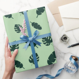 Tropisches Monstera- und Palmblatt-Nahtlosmuster Geschenkpapier