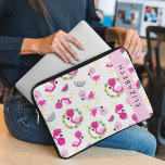 Tropisches Muster, Flamingos, Blume, Ihr Name Laptopschutzhülle<br><div class="desc">Niedlich,  lustig und bezaubernd mit Flamingos,  Wassermelonen und Blume. Modernes und trendiges Geschenk,  perfekt für den Flamingo Liebhaber in Ihrem Leben. Personalisieren Sie diese durch Hinzufügen von Namen,  Spitznamen,  Monogramm oder Initialen.</div>