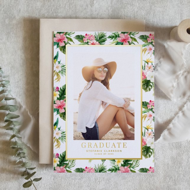 Tropisches Muster Foto Abschluss Folieneinladung (Customizable gold foil graduation announcement featuring watercolor tropical pattern)