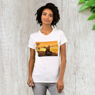 Tropisches Paar beim Tanzen am Sonnenuntergangsstr T-Shirt