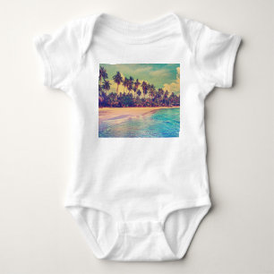 Tropisches Paradies: Meer, Hotel, Strand. Baby Strampler