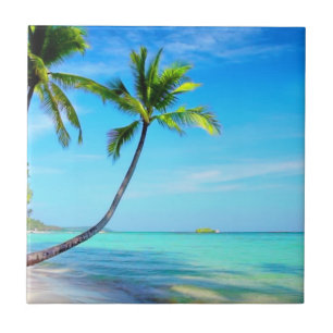 Tropisches Paradies Schöner Strand und Palmen Fliese