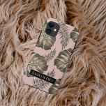 Tropisches Pink & Gold Palm Blätter Muster & Name Case-Mate iPhone Hülle<br><div class="desc">Das tropische Pink & Gold Palm-Blätter zeichnet sich durch ein lebhaftes und exotisches Design aus, das durch tropische Ästhetik inspiriert wird. Die Farbgestaltung ist in Rosa- und Goldtönen gehalten und schafft ein luxuriöses und stilvolles Ambiente. Das Muster besteht aus palmenfarbenen Blätter, die in verschiedenen Größen und Ausrichtungen dargestellt werden und...</div>