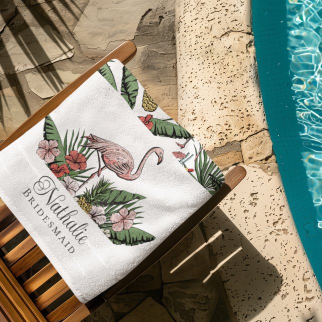 Tropisches rosa Flamingo Blumenmuster Weiß Strandtuch (Tropical Pink Flamingo Bridesmaid Beach / Pool Towels. Flamingo, Hibiscus Flowers, Pineapple, Drinks)