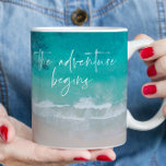 Tropisches Sandstrand personalisiertes Abenteuer Kaffeetasse<br><div class="desc">Der tropische Sandstrand personalisiert das Abenteuer beginnt Design.</div>