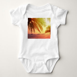 Tropisches Strandparadies: Serene Landschaft. Baby Strampler