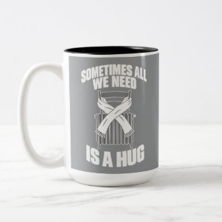Trost Zitat Manchmal brauchen wir nur eine Umarmun Zweifarbige Tasse