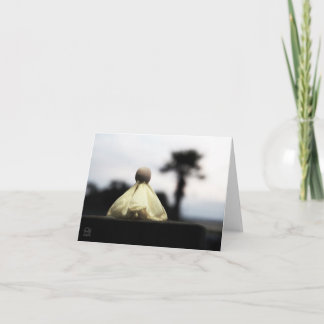 Trots Houten poppetje op catwalk in geel jurkje. Dankeskarte