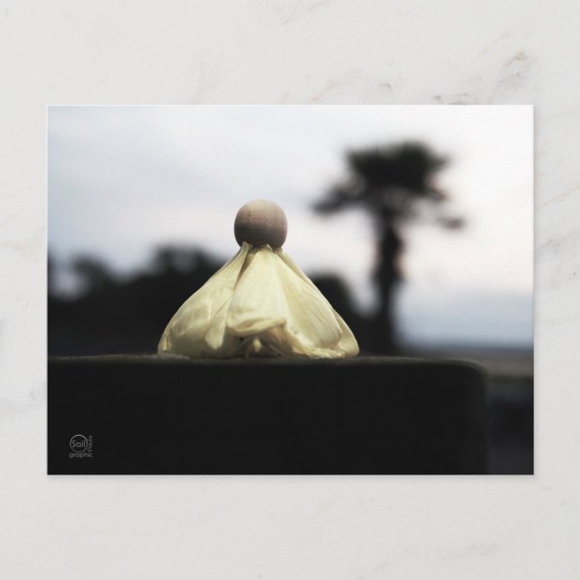 Trots Houten poppetje op catwalk in geel jurkje. Postkarte (Vorderseite)