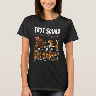 TrottSquad, der einen orangen Karierten Beagle mit T-Shirt