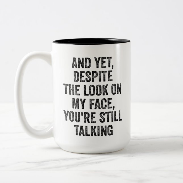 TROTZ DER AUSSICHT AUF MEIN GESICHT SPRECHEN SIE I ZWEIFARBIGE TASSE (Links)