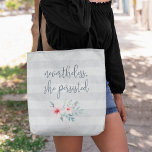 Trotzdem beharrte sie | Angebot<br><div class="desc">Lass ihr sprechen! Tragen Sie Ihre täglichen Essentials mit ein wenig feministischer Motivation und Inspiration zu führen. Unsere Typografie Zitat Tasche zeigt "nichtsdestotrotz beharrlich" in der slate blue handgeschriebenen Stil Kalligraphie Schrift mit einem Spray von rosa und schludrige Aquarell-Blume. Der dezente, grau gestreifte Hintergrund harmoniert mit vielen Dekostilen und verleiht...</div>