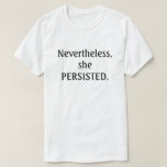 Trotzdem beharrte sie darauf. T-Shirt<br><div class="desc">"Sie schien gegen die Regel zu verstoßen. Sie wurde gewarnt. Sie erhielt eine Erklärung. Trotzdem beharrte sie darauf."  Elizabeth Warren hat immer wieder bewiesen,  dass sie nicht zum Schweigen gebracht werden wird. "Trotzdem beharrte sie darauf." sind Wörter,  die über Generationen hinweg wiederholt werden.  Zeigen Sie Ihre Unterstützung.</div>