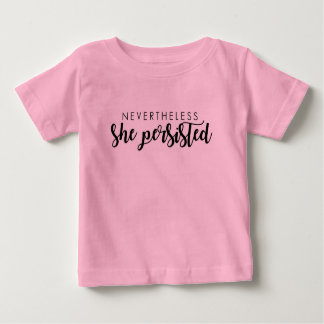 Trotzdem behielt sie das Shirt von Kleinkindern be