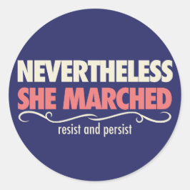 Trotzdem marschierte sie: Ein Tag mit einer Frau Runder Aufkleber
